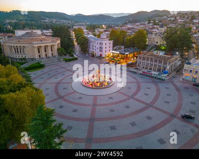 Panoramablick bei Sonnenaufgang auf den zentralen Platz in Kutaisi, Georgia Stockfoto