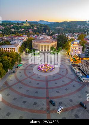 Panoramablick bei Sonnenaufgang auf den zentralen Platz in Kutaisi, Georgia Stockfoto