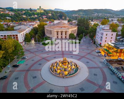 Panoramablick bei Sonnenaufgang auf den zentralen Platz in Kutaisi, Georgia Stockfoto