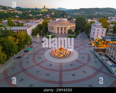 Panoramablick bei Sonnenaufgang auf den zentralen Platz in Kutaisi, Georgia Stockfoto