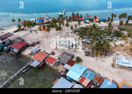Semporna, Malaysia - 19. November 2021: Drohnenblick auf Omadal Island Stockfoto