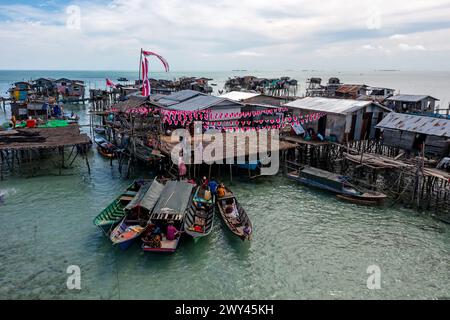 Semporna, Malaysia - 19. November 2021: Drohnenblick auf Omadal Island Stockfoto