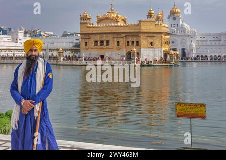 Sikhi Wächter in Turban, Golden Temple Complex, Amritsar, Punjab, Indien Stockfoto