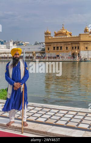 Sikhi Wächter in Turban, Golden Temple Complex, Amritsar, Punjab, Indien Stockfoto