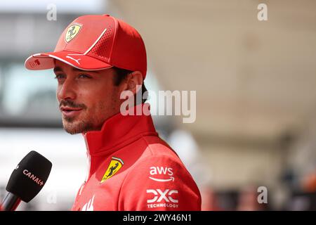 Suzuka, Japan. April 2024. Ferraris Charles Leclerc aus Monaco wird vor dem Großen Preis der japanischen Formel 1 auf dem Suzuka Circuit am 4. April 2024 in Suzuka, Japan, interviewt. Quelle: Qian Jun/Xinhua/Alamy Live News Stockfoto