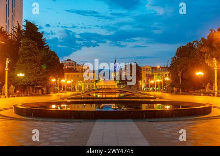 Blick auf den Brunnen bei Sonnenaufgang am Batumi Boulevard in Georgia Stockfoto