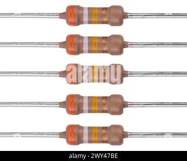 Textur elektronischer Widerstände isoliert auf weißem Hintergrund. Kohlenstoffschichtwiderstände isoliert. Makro hat verschiedene elektronische Komponenten aufgenommen Stockfoto