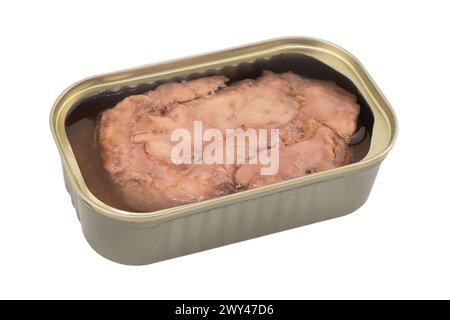 Verpackungen von gekonservierter Kabeljauleber auf weißem Hintergrund. Konservierte atlantische Kabeljauleber. Offene Dose mit leckerer Kabeljauleber isoliert Stockfoto