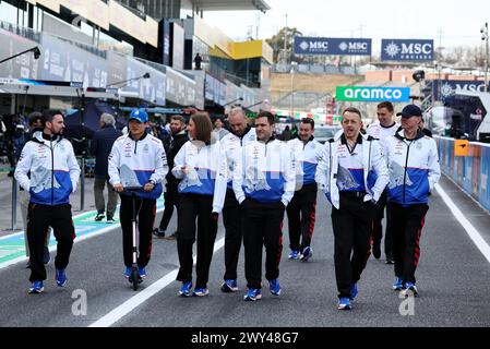 Suzuka, Japan. April 2024. Yuki Tsunoda (JPN) RB geht mit dem Team über die Strecke. Formel-1-Weltmeisterschaft, Rd 4, großer Preis von Japan, Donnerstag, 4. April 2024. Suzuka, Japan. Quelle: James Moy/Alamy Live News Stockfoto