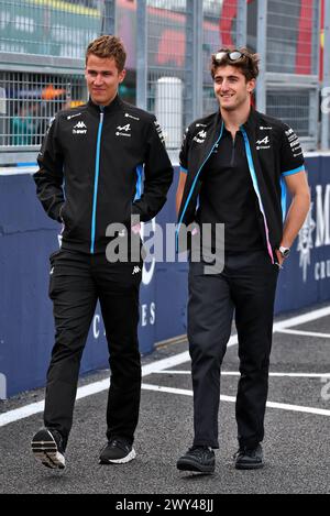 Suzuka, Japan. April 2024. (L bis R): James Lloyd (GBR) Alpine F1 Team Press Officer mit Jack Doohan (aus) Alpine F1 Team Reserve Driver. Formel-1-Weltmeisterschaft, Rd 4, großer Preis von Japan, Donnerstag, 4. April 2024. Suzuka, Japan. Quelle: James Moy/Alamy Live News Stockfoto