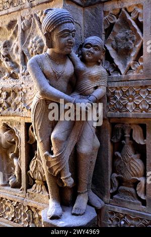 Blick auf das Maheshwar Fort (Ahilya Fort), Maharani Ahilyabai Holkar regierte hier von 1765 bis 1796 und baute Ahilya Wada, ihre persönlichen Wohnsitze, dies Stockfoto