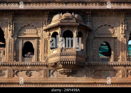 Blick auf das Maheshwar Fort (Ahilya Fort), Maharani Ahilyabai Holkar regierte hier von 1765 bis 1796 und baute Ahilya Wada, ihre persönlichen Wohnsitze, dies Stockfoto