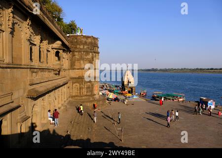 Blick auf das Maheshwar Fort (Ahilya Fort), Maharani Ahilyabai Holkar regierte hier von 1765 bis 1796 und baute Ahilya Wada, ihre persönlichen Wohnsitze, dies Stockfoto