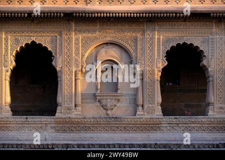 Blick auf das Maheshwar Fort (Ahilya Fort), Maharani Ahilyabai Holkar regierte hier von 1765 bis 1796 und baute Ahilya Wada, ihre persönlichen Wohnsitze, dies Stockfoto