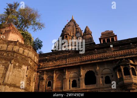 Blick auf das Maheshwar Fort (Ahilya Fort), Maharani Ahilyabai Holkar regierte hier von 1765 bis 1796 und baute Ahilya Wada, ihre persönlichen Wohnsitze, dies Stockfoto