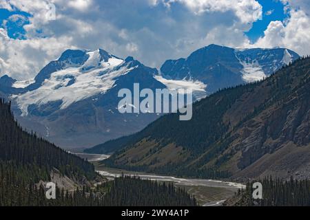 Mt. Athabasca und der Nordseidengletscher (links), der AA-Gletscher (Mitte) und Mt. Andromeda und der Andromeda-Gletscher (rechts) Stockfoto