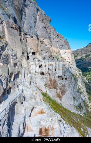 Panoramablick auf die Vardzia-Höhlen in Georgien Stockfoto