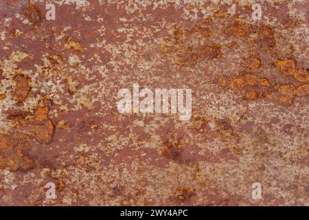 Sehr rostiger Metallhintergrund. Gelb-roter Tiefrost auf altem Metall. Stockfoto