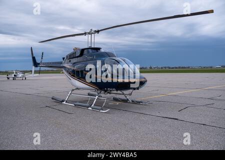 Hubschrauber auf der Landebahn am Niagara District Airport in Niagara-on-the-Lake, Kanada am 7. Mai 2023. Hubschrauber auf der Piste du Niagara District Airpor Stockfoto