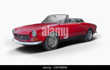 Fiat 124 Sport Spider Car isoliert auf weißem Hintergrund Stockfoto