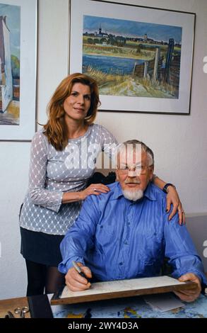 Claudia Wenzel, deutsche Schauspielerin, Synchronsprecherin, Sängerin und Moderatorin, mit ihrem Vater in der Lutherstadt Wittenberg, Deutschland 1998. Stockfoto