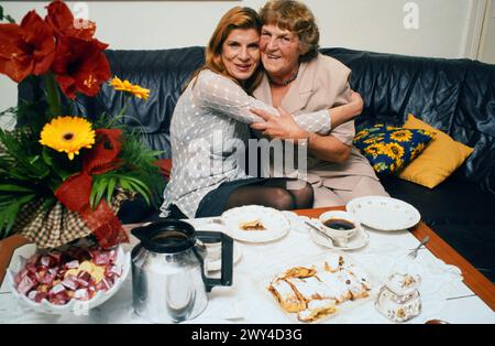 Claudia Wenzel, deutsche Schauspielerin, Synchronsprecherin, Sängerin und Moderatorin (links), mmit Ihrer Mutter in der Lutherstadt Wittenberg, Deutschland 1998. Stockfoto