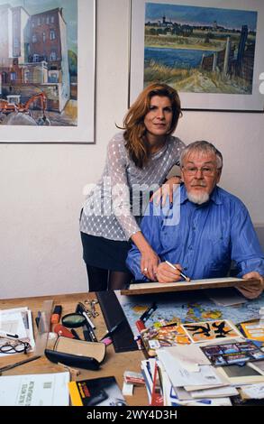 Claudia Wenzel, deutsche Schauspielerin, Synchronsprecherin, Sängerin und Moderatorin, mit ihrem Vater in der Lutherstadt Wittenberg, Deutschland 1998. Stockfoto