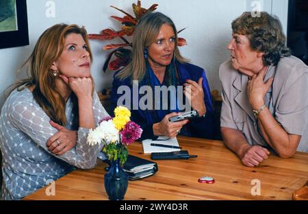 Claudia Wenzel, deutsche Schauspielerin, Synchronsprecherin, Sängerin und Moderatorin (links), mmit Ihrer Mutter in der Lutherstadt Wittenberg, Deutschland 1998. Stockfoto