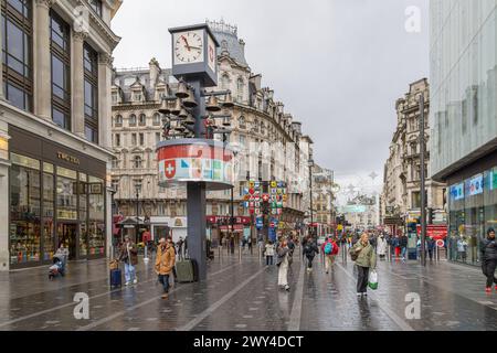 Swiss Court, London: Mit dem Kantonsbaum und der Schweizer Glockenspieluhr, die das Schweizer Erbe im Herzen der Stadt feiert. Stockfoto