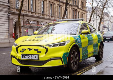 Ein elektrisch betriebener Ford Mustang, Teil des Londoner Ambulanzdienstes, parkte auf der Straße, während er auf einen Notruf antwortete. NHS-Fahrzeug Stockfoto