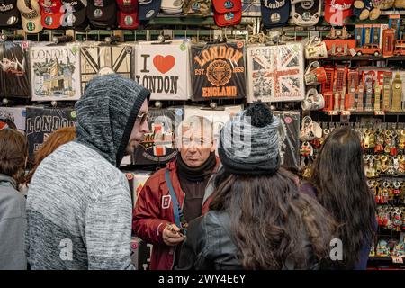 Ein Touristenstand, der verschiedene Souvenirs in London an eifrige Touristen verkauft. Reise- und Tourismussektor, Wirtschaft, BIP oder Geschäftskonzept. Stockfoto