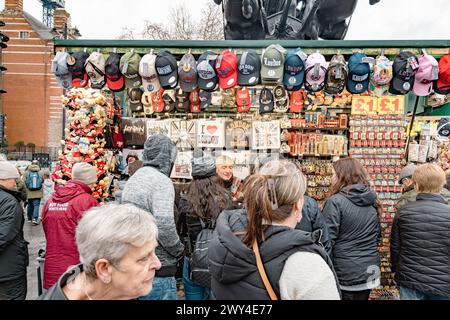 Ein Touristenstand, der verschiedene Souvenirs in London an eifrige Touristen verkauft. Reise- und Tourismussektor, Wirtschaft, BIP oder Geschäftskonzept. Stockfoto