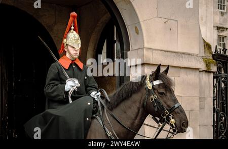 Ein berittener Soldat des Kavallerie-Regiments der Blues und Royals im Dienst bei Horse Guards, der formelle Eingang zum St. James’s Palace und zum Buckingham Palace, Stockfoto