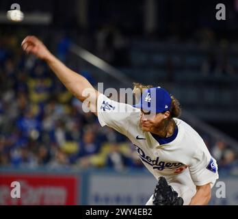 Los Angeles, Usa. April 2024. Die Los Angeles Dodgers Starthörer Tyler Glasnow liefert am Mittwoch, den 3. April 2024, im Dodger Stadium in Los Angeles im vierten Inning gegen die San Francisco Giants. Foto: Jim Ruymen/UPI Credit: UPI/Alamy Live News Stockfoto
