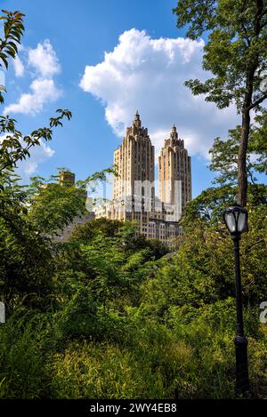Das San Remo Building vom Central Park aus gesehen an einem Sommertag - Manhattan, New York City Stockfoto