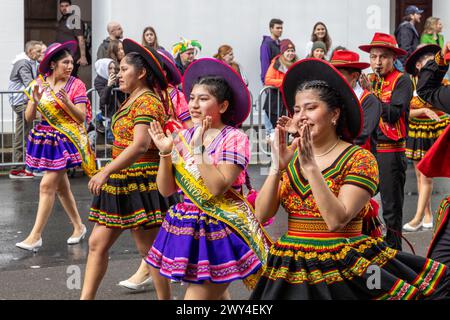 Bolivianische Tänzer in bunten Kostümen nehmen an der Prozession bei der St. Patrick's Day Parade in London Teil. Stockfoto