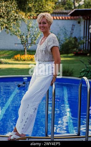 Helena Vondrackova, tschechische Sängerin, Schauspielerin und Musicaldarstellerin, zuhause an ihrem Pool im Garten, Deutschland 1995. Stockfoto