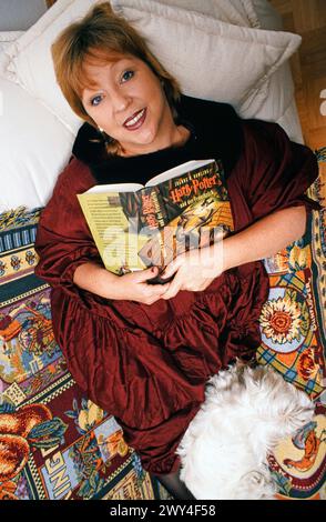 Angelika Mann, deutsche Schauspielerin und Sängerin, liest. Harry Potter und der Feuerkelch auf der Couch zuhause in Berlin, Deutschland 1996. Stockfoto