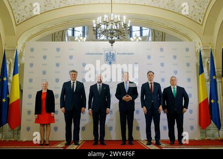 Bukarest, Rumänien. April 2024. Rumäniens Präsident Klaus Iohannis (3. R) und Präsident des Europäischen Rates Charles Michel (3. L) posieren für ein Foto mit der Generalsekretärin des Europäischen Rates, Therese Blanchet (1. L), dem kroatischen Premierminister Andrej Plenkovic (2. R), dem belgischen Premierminister Alexander de Croo (2. R) und dem ungarischen Premierminister Viktor Orban (1. R) im Cotroceni-Palast in Bukarest, Rumänien, 3. April 2024. Quelle: Cristian Cristel/Xinhua/Alamy Live News Stockfoto