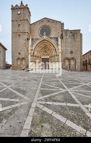Archivolte einer gotischen Kathedrale. Castello de Empuries. Girona, Spanien Stockfoto
