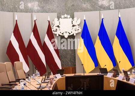 RIGA, Lettland. April 2024. Denys Schmyhal, Premierminister der Ukraine, und Evika Silina, Premierminister Lettlands, während des Treffens. Quelle: Gints Ivuskans/Alamy Live News Stockfoto