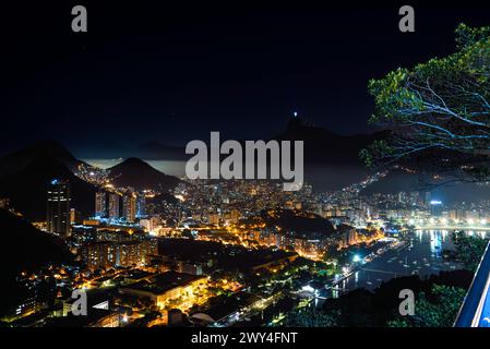 Nächtlicher Blick auf die Skyline von Rio de Janeiro und den Corcovado Berg vom Sugarloaf Stockfoto