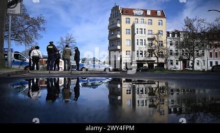 Berlin, Deutschland. April 2024. Polizisten schließen die Straßen und informieren Passanten über die Entschärfung einer Bombe. Bis spätestens zu diesem Zeitpunkt müssen rund 6.700 Menschen ihre Häuser vorübergehend verlassen. Quelle: Britta Pedersen/dpa/Alamy Live News Stockfoto