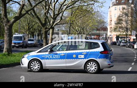 Berlin, Deutschland. April 2024. Polizisten schließen die Straßen während der Entschärfung einer Bombe aus dem Weltkrieg. Bis spätestens zu diesem Zeitpunkt müssen rund 6700 Menschen ihre Häuser vorübergehend verlassen. Quelle: Britta Pedersen/dpa/Alamy Live News Stockfoto