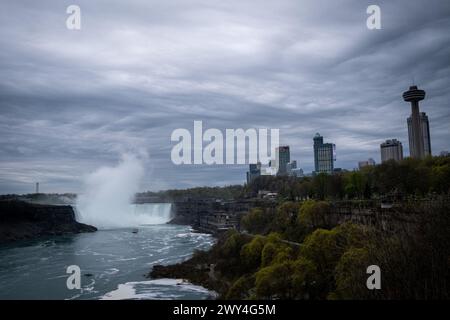 Niagara Falls, Niagara Falls Touristengebiet am Niagara River, natürliche Grenze zwischen der Provinz Ontario in Kanada und dem Bundesstaat New York in Stockfoto