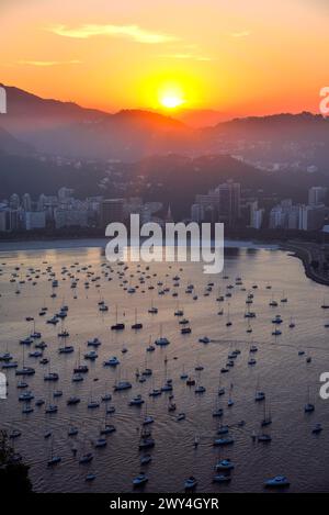 Ein wunderschöner Sonnenuntergang über Botafogo Beach vom Sugarloaf Mountain - Rio de Janeiro, Brasilien Stockfoto