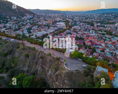 Blick auf die Mutter von Georgien bei Sonnenuntergang, Tiflis Stockfoto