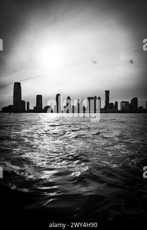 Silhouetten der Skyline von Jersey City vom Hudson River in Monochrome – New York City, USA Stockfoto