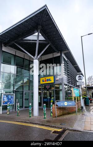 Leatherhead Surrey, Großbritannien, 03. April 2024, Lidl High Street Discount Supermarkt on A Wet Day With No People Stockfoto