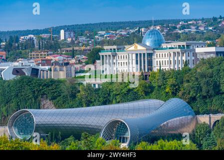 Rike Music Theater and Exhibition Center und State Palace of Ceremonies mit Blick auf Tiflis, Georgia Stockfoto